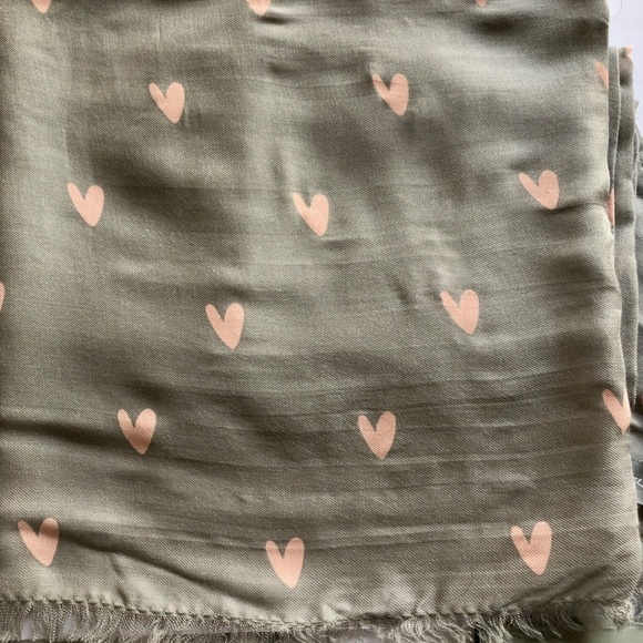 Super Soft Gray Modal Scarf/Wrap with‎ Pink Hearts NOS - Picture 3 of 3